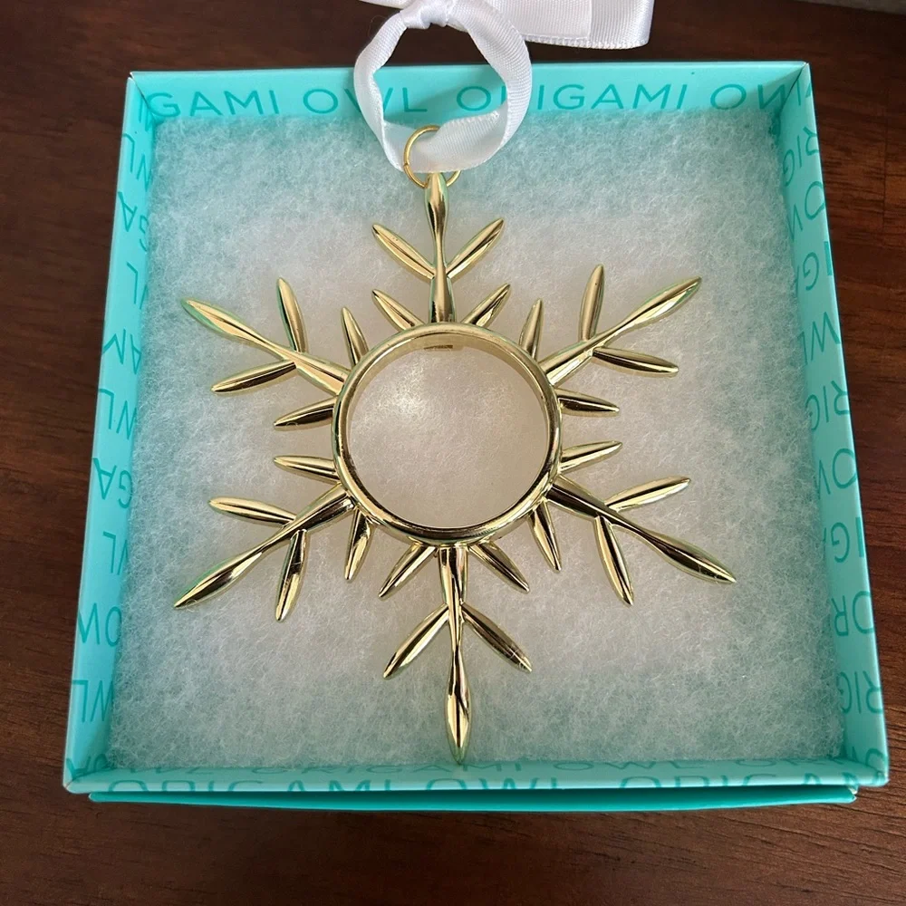 Origami Owl Gold Holiday Snowflake Ornament - Picture 1 of 3